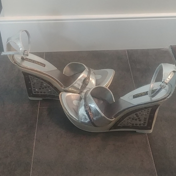 Platform Wedge - Picture 3 of 3